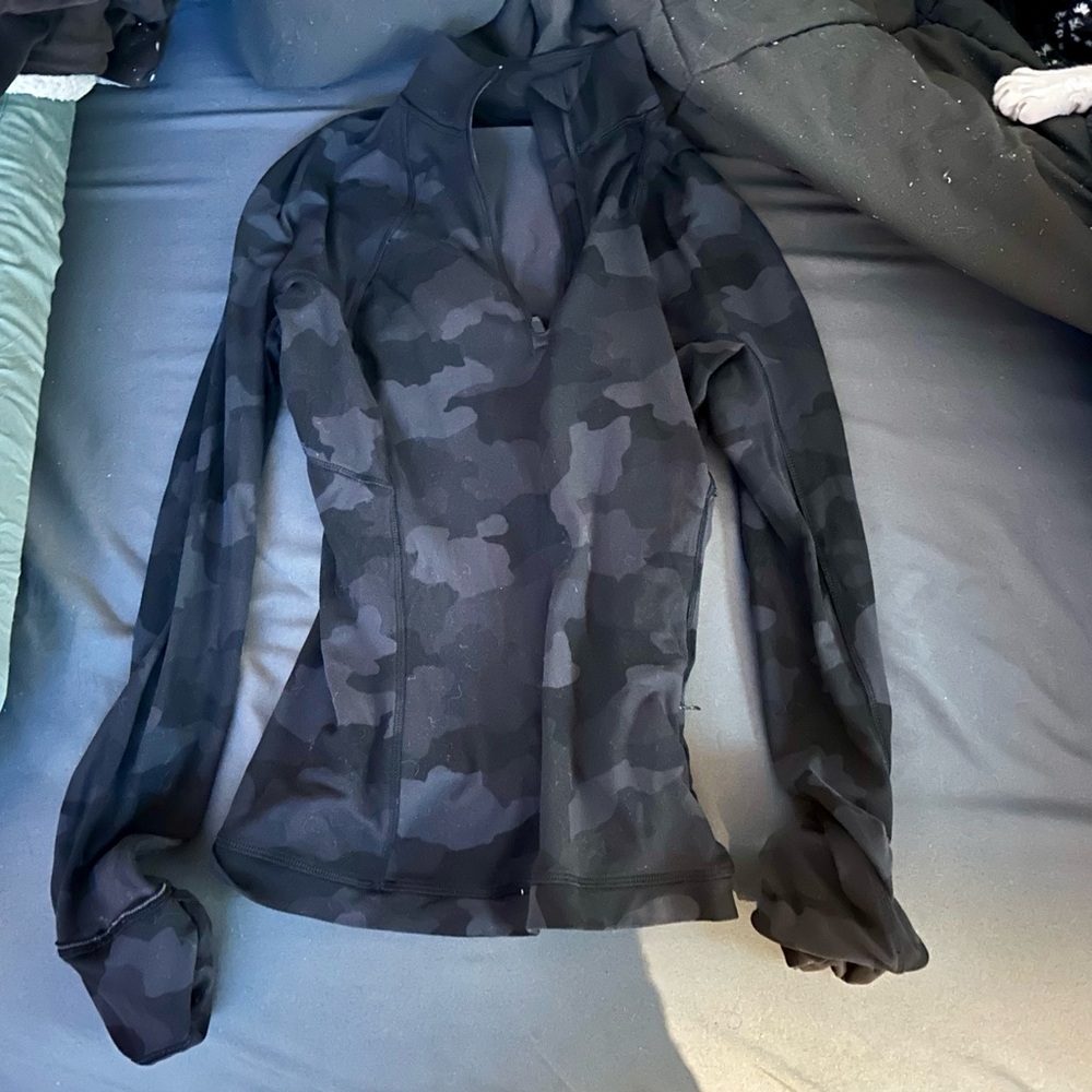 Lululemon size 4 pullover